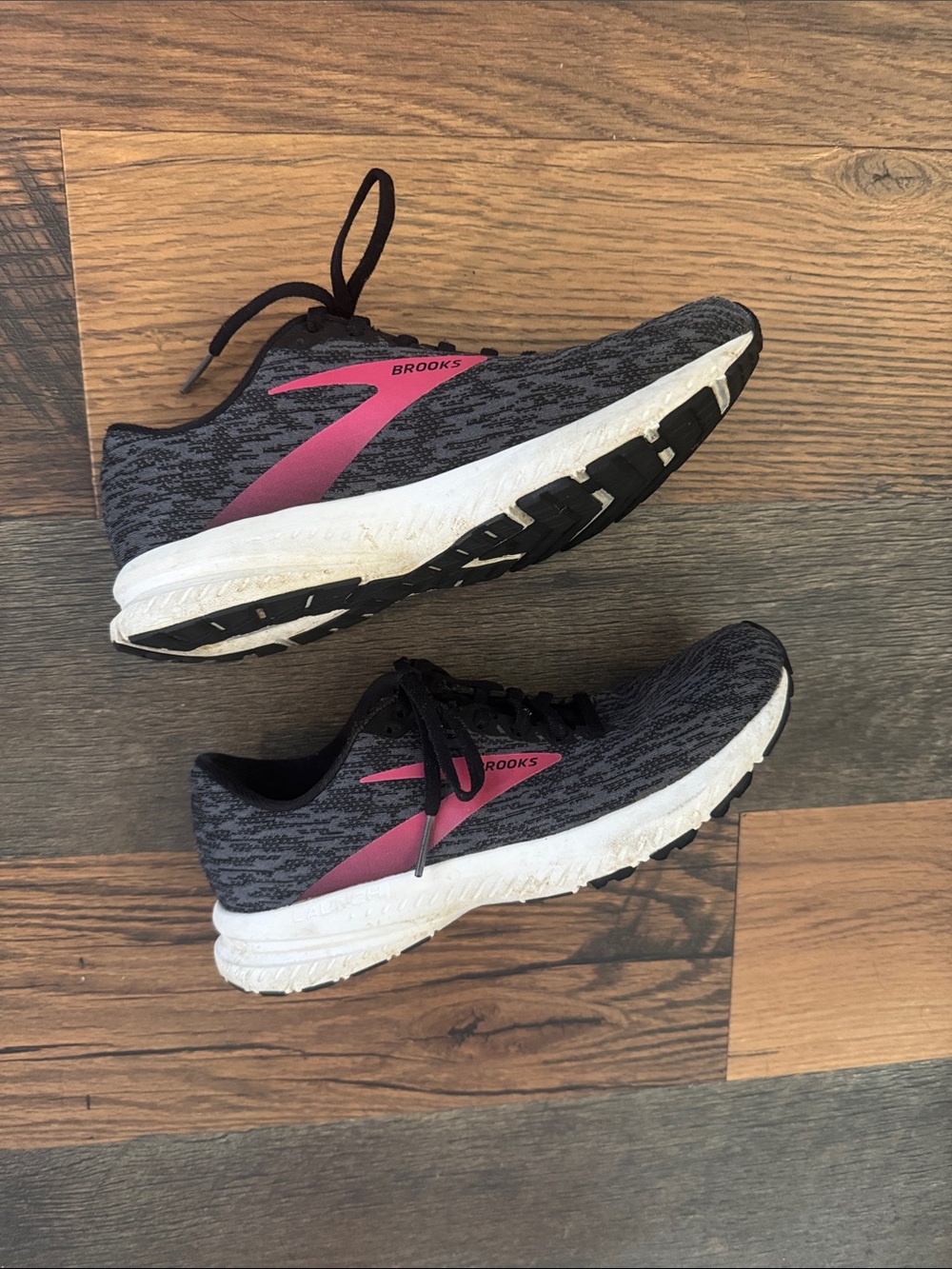 Brooks Women's Gray Running Sneakers with Pink Accent